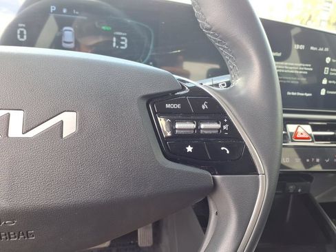 Certified 2023 Kia Niro EX FWD image 15