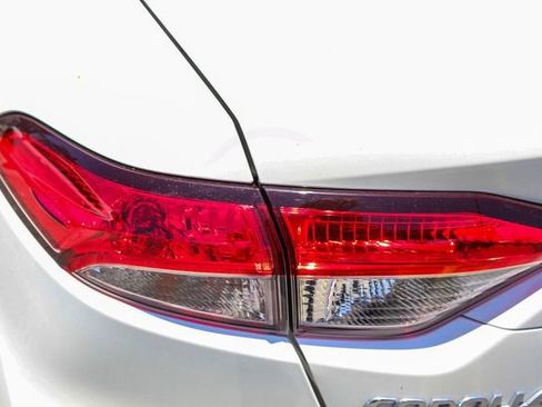 Used 2021 Toyota Corolla LE FWD image 9