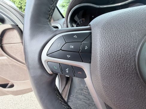 Used 2018 Jeep Grand Cherokee Overland AWD/4WD image 15