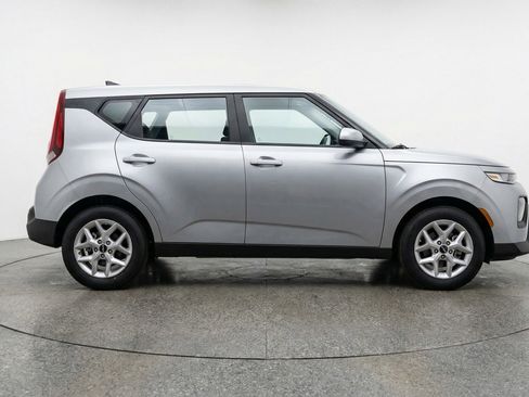 Used 2025 Kia Soul LX w/ LX Technology Package FWD image 9