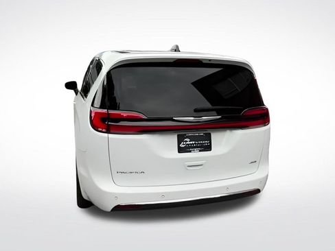 Used 2023 Chrysler Pacifica Touring-L AWD/4WD image 11