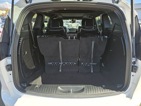 Used 2023 Chrysler Pacifica Limited w/ S Appearance Package FWD image 13