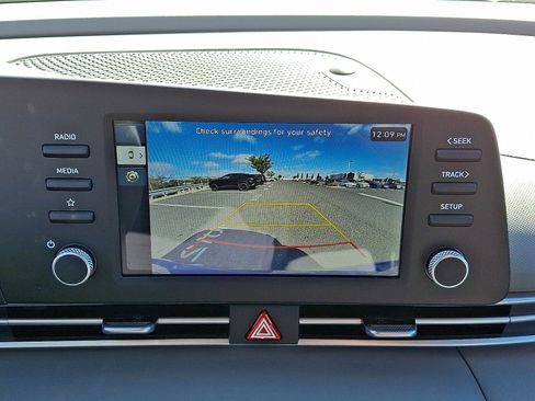 Certified 2025 Hyundai Elantra SE image 17