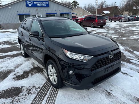 Used 2021 Toyota RAV4 XLE image 7