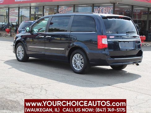 Used 2016 Chrysler Town & Country Touring-L image 7