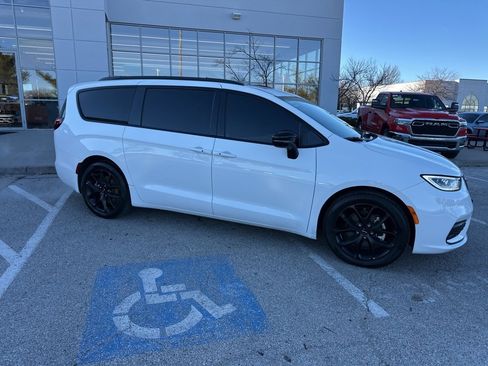 Used 2024 Chrysler Pacifica Touring-L w/ S Appearance Package image 33