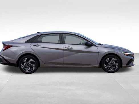 New 2025 Hyundai Elantra SEL image 8
