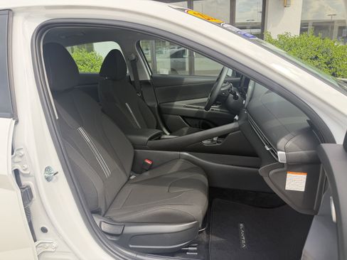 Certified 2025 Hyundai Elantra Hybrid FWD image 17