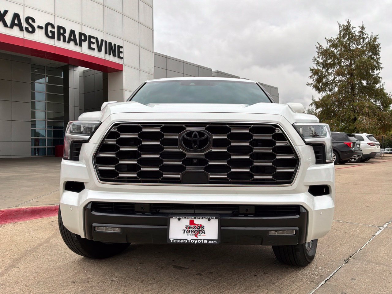 Used 2025 Toyota Sequoia Platinum AWD/4WD image 3