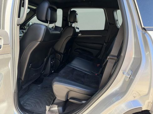Used 2018 Jeep Grand Cherokee Altitude image 16