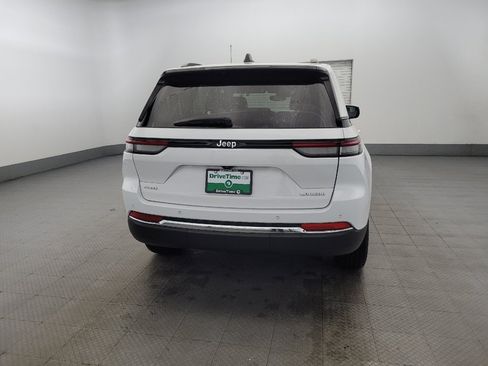 Used 2023 Jeep Grand Cherokee Laredo AWD/4WD image 7