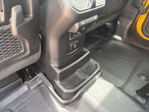 Used 2019 Jeep Wrangler Unlimited Rubicon AWD/4WD image 37