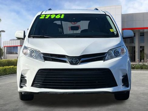 Used 2020 Toyota Sienna LE w/ Carpet Mat Package image 10