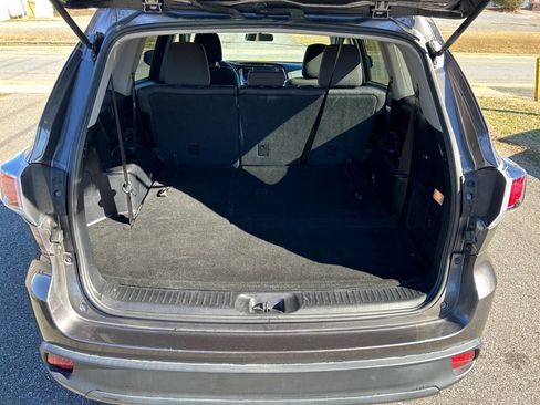 Used 2016 Toyota Highlander LE image 19