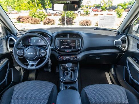 Used 2025 Kia Soul LX w/ LX Technology Package FWD image 21