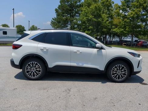 Used 2024 Ford Escape SE image 3