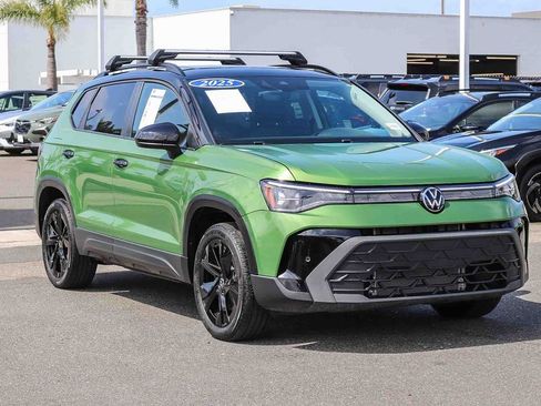 Used 2025 Volkswagen Taos SE FWD image 3