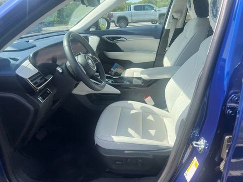 Used 2025 Buick Envision Avenir AWD/4WD image 2