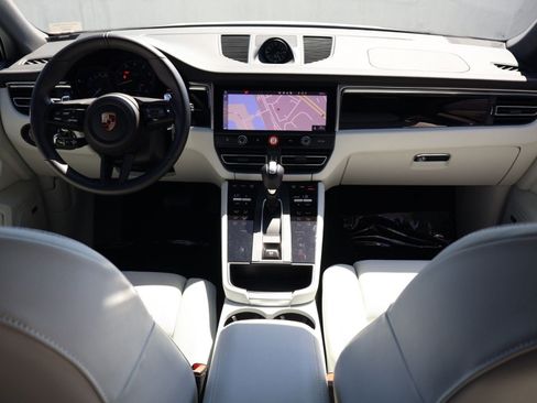Certified 2025 Porsche Macan AWD/4WD image 21