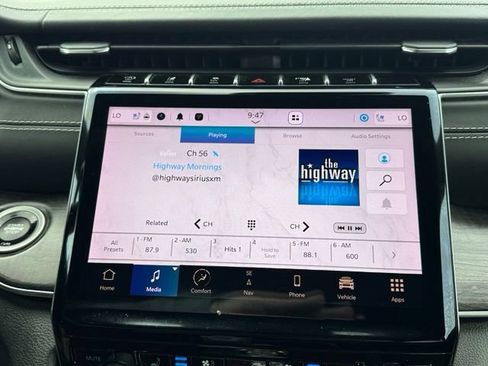 Certified 2022 Jeep Grand Cherokee Overland w/ Luxury Tech Group IV RWD image 16