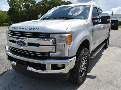 Used 2017 Ford F250 Lariat w/ Lariat Value Package AWD/4WD image 2