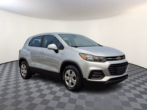 Used 2018 Chevrolet Trax LS FWD image 1