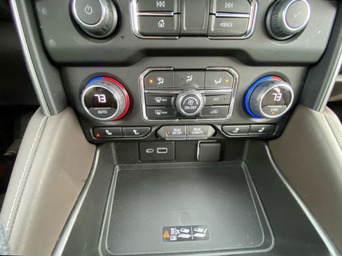 Used 2022 Chevrolet Suburban LT w/ Luxury Package image 28