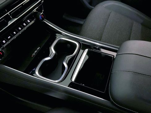 Used 2024 Chevrolet Traverse LT image 17