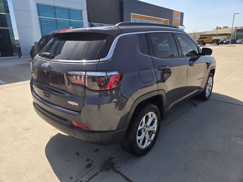 Used 2024 Jeep Compass Latitude AWD/4WD image 3