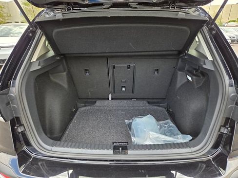 Certified 2025 Volkswagen Taos SE FWD image 14