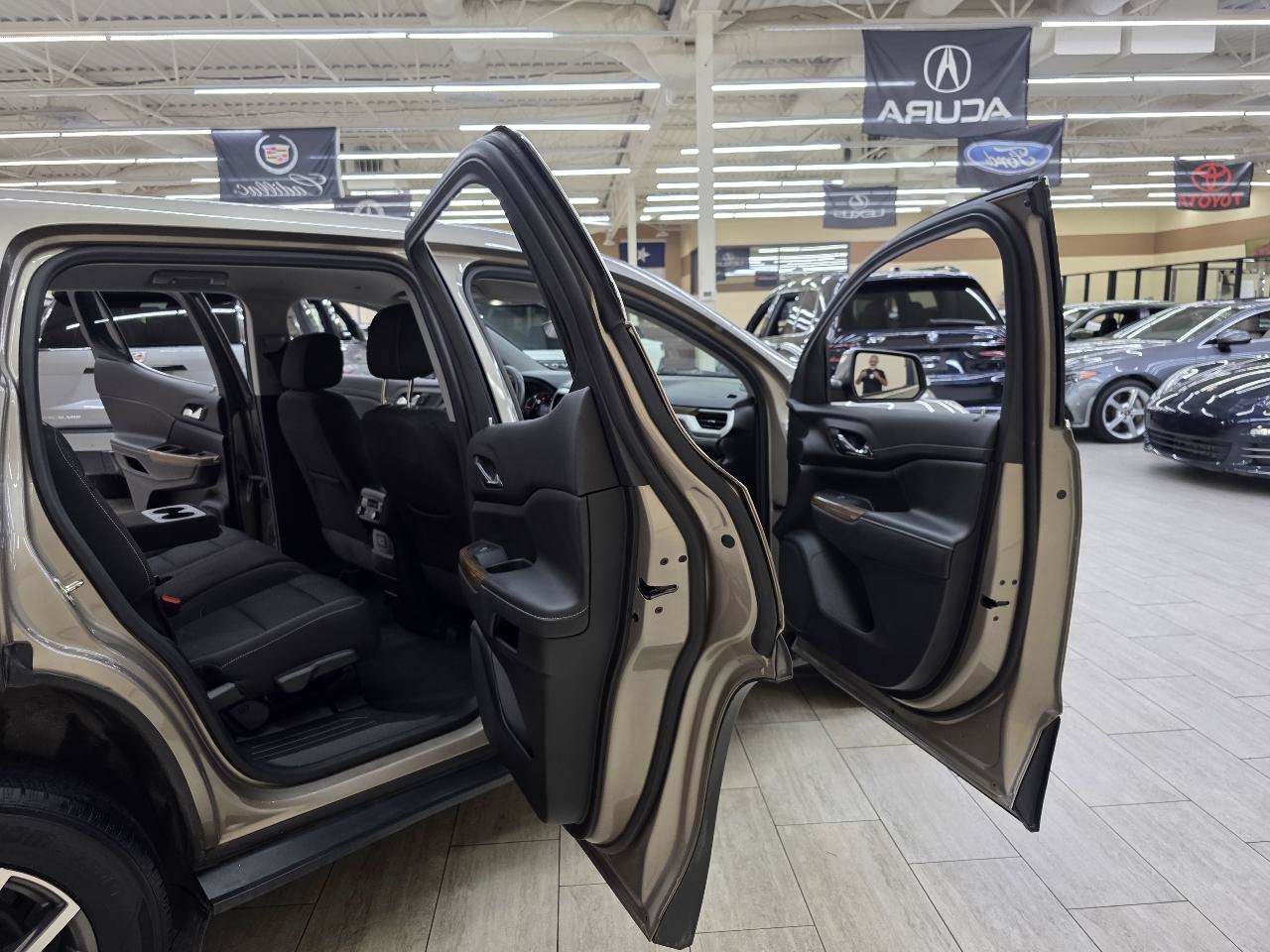 Used 2022 GMC Acadia SLE FWD image 15