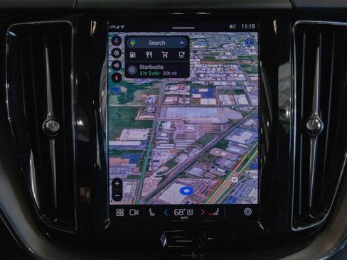 Used 2024 Volvo XC60 B5 Core image 5