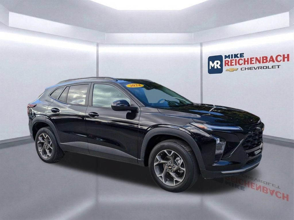 Used 2024 Chevrolet Trax LT w/ Driver Confidence Package FWD image 2