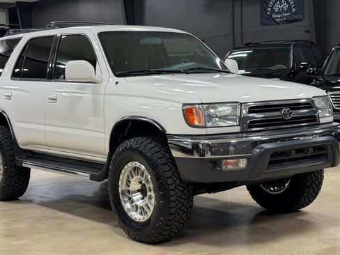 Used 2000 Toyota 4Runner SR5 w/ Upgrade Value Pkg 4 AWD/4WD image 1