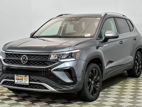 Used 2023 Volkswagen Taos SE w/ Panoramic Sunroof Package image 4