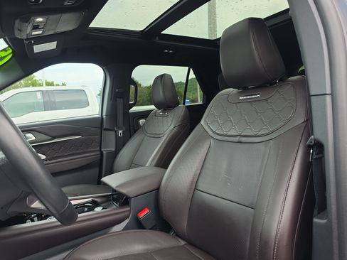Used 2025 Ford Explorer Platinum w/ LUX Leather Package AWD/4WD image 12