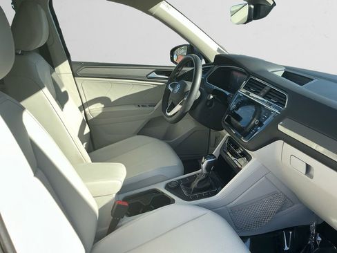 Used 2023 Volkswagen Tiguan SE w/ Panoramic Sunroof Package image 15