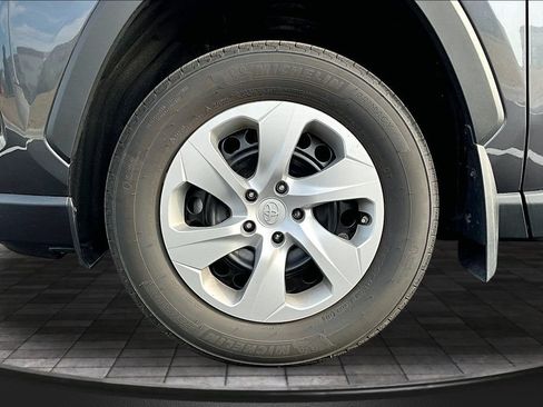 Used 2023 Toyota RAV4 LE AWD/4WD image 29