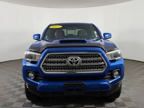 Used 2017 Toyota Tacoma TRD Sport AWD/4WD image 2