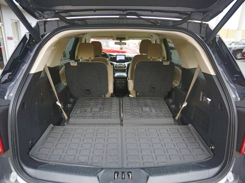 Used 2021 Ford Explorer XLT image 18