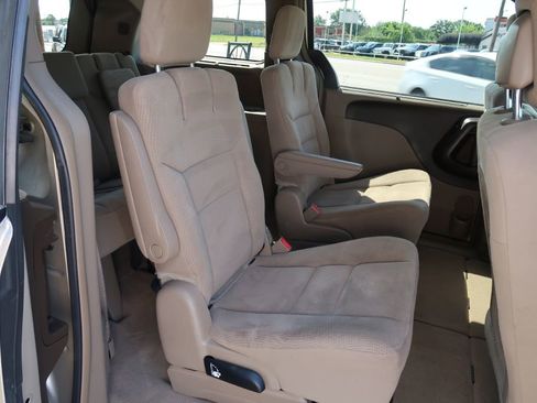 Used 2015 Chrysler Town & Country Touring w/ Driver Convenience Group image 8