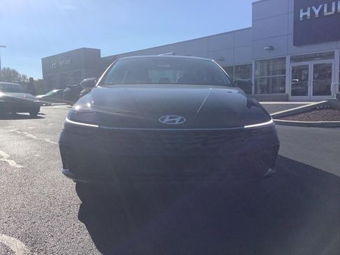 New 2025 Hyundai Elantra Limited image 2