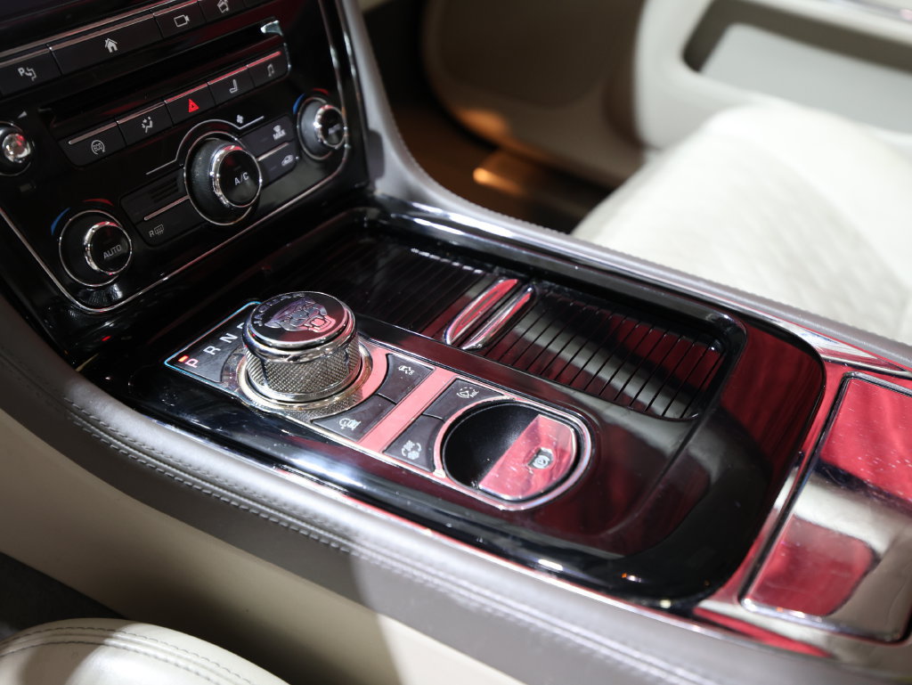 Used 2017 Jaguar XJ L Portfolio RWD image 22