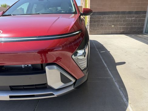 Used 2025 Hyundai Kona Limited FWD image 11