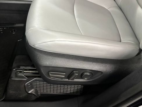 Used 2025 Toyota Sienna XLE FWD image 14