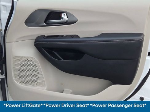 Used 2023 Chrysler Pacifica Touring-L image 9