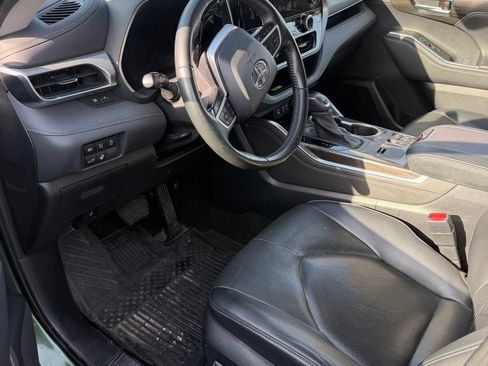 Used 2023 Toyota Highlander Platinum FWD image 6