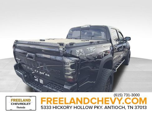 Used 2018 Toyota Tacoma TRD Off-Road image 2