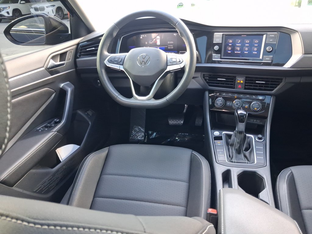 Certified 2024 Volkswagen Jetta SE w/ Panoramic Sunroof Package FWD image 17