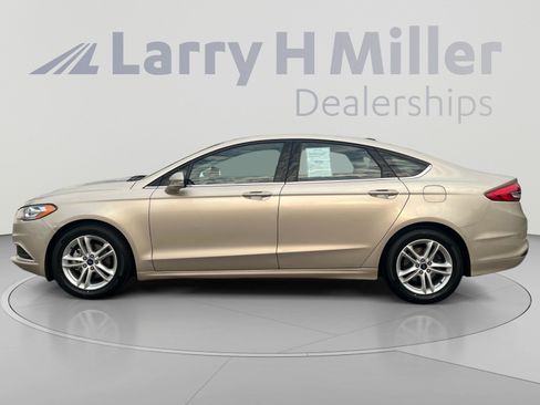 Used 2018 Ford Fusion SE FWD image 2